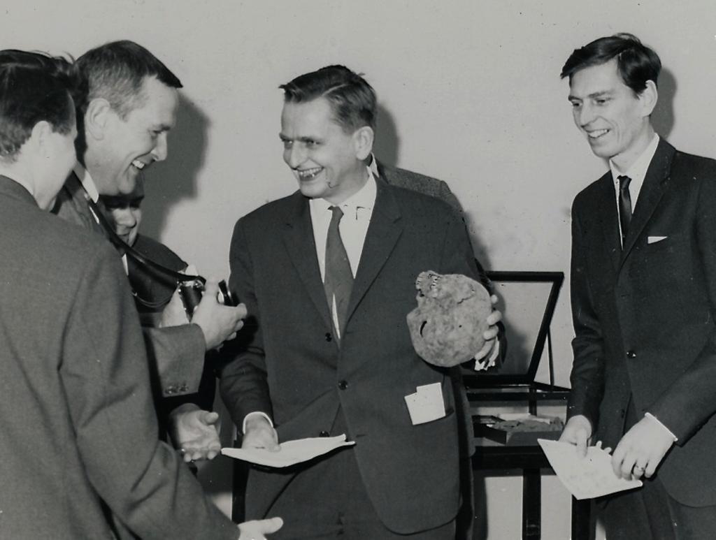 Olof Palme provar arkeologi på arkeolog ST.