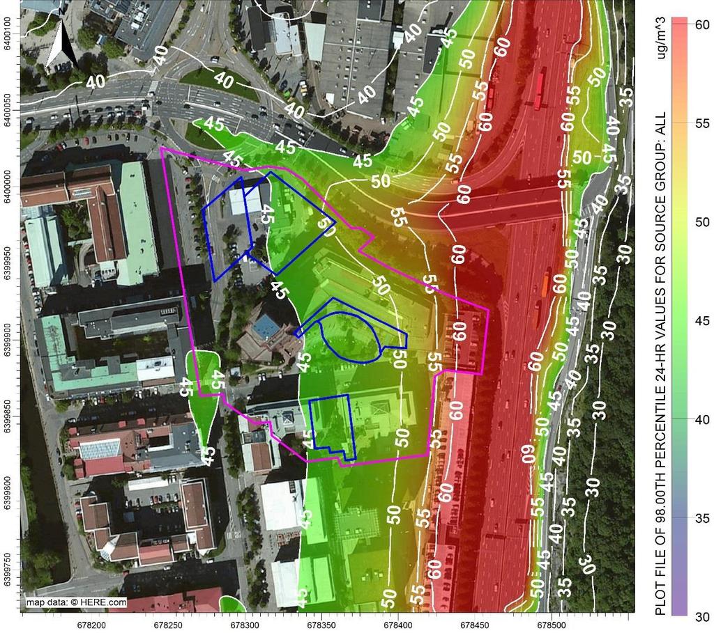 Figur 8. Framtida scenario 2020, beräknade halter av kvävedioxid som dygnsmedelvärden (98-percentil). Föreslagna byggnader är markerade med blå linje och planområdet med lila linje.