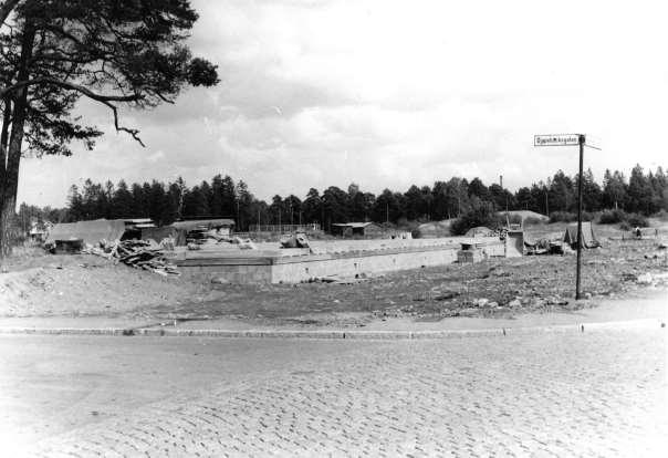 Polhemsskolan under byggnation i juni 1956. Ur stenmoraset har den växt upp. Sakta men säkert har den växt i höjden och i dag mötes ens öga av linjerena gula och röda fasader.