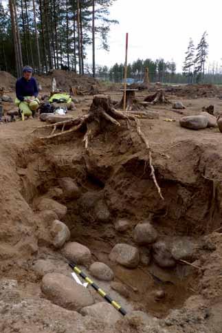 Figur 21. Djupet på skelettgrav A1475 var ca 1,6 1,7 m under marknivån.