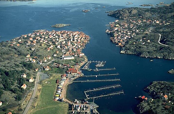 Kust- och skärgårdsstad, Stad, som genom sitt äge är prägad av oka sjöfart och fiske. Fr.o.m. 1800-taets andra häft har bebyggesen ofta kompetterats med sommarhus och andra rekreationsmijöer för sommargäster.