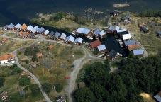 De kännetecknas av enke trähusbebyggese och koppingen ti fraktfart. De finns ofta på karga små öar och har ång kontinuitet men med sin höjdpunkt kring sent 1800-ta ti början på 1900-taet.