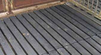 Tre golvtyper jämfördes: Ett 30 år gammalt betongspaltgolv Gummispaltgolvet Rubber-Slat II från Fritz Foderstyrning AB, gjort av aluminiumprofiler täckta med syntetiskt gummi En gummimatta med