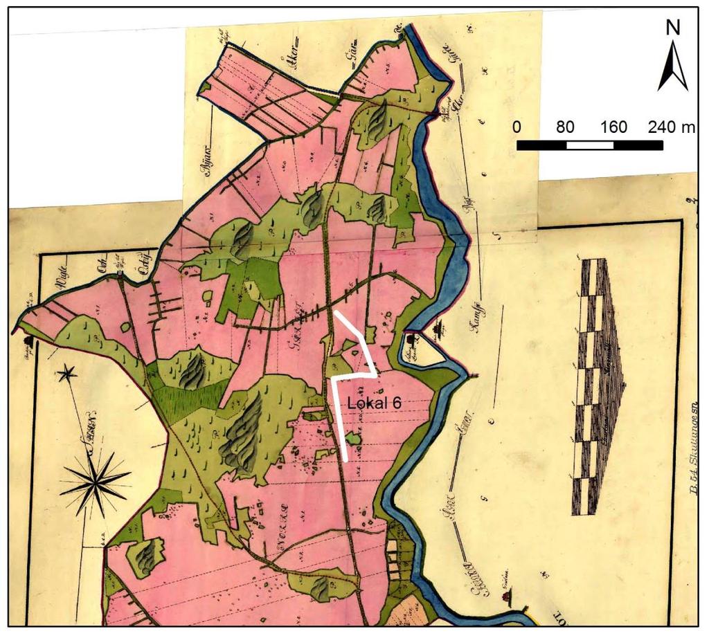 Figur 7. Rektifierat utsnitt ur storskifteskarta över Häggeby från 1764, motsvarande den norra delen av ledningssträckningen (vit linje). Fornlämningen Lokal 6 markerad. Skala 1:8 000.