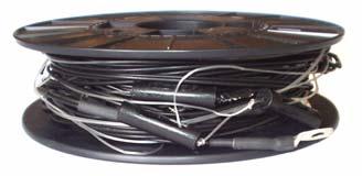 2.3.2. Montering av isolatorer och stödlinor Fäst en isolator i vardera ände av tråden, trä tråden genom Ø 3 mm hålet och dra ut den genom spåret.