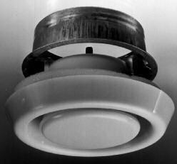 Ventilens utformning och en packning av moltopren förhindrar nedsmutsning av tak och väggar.