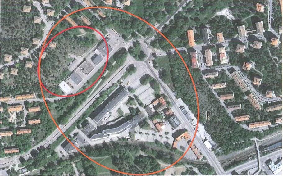 Sida 5 (9) Årstastråket etapp 3 orange markering, föreslagen markanvisning till Stockholmshem, röd markering, Bolagets fastigheter i kv Renseriet, blå markering.