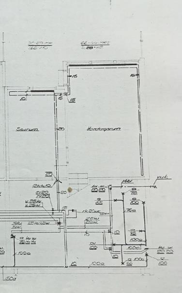 5 I rummet med den lilla radiatorn blir det varmt samtidigt som radiatorn är för liten att kyla av värmevattnet tillräckligt och går inte tillräckligt avkylt tillbaka till fjärrvärme-centralen och