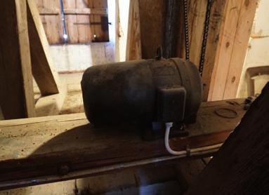 Befintliga armaturer i tornet flyttades vid behov (tidigare hade det varit mycket svårt att byta lampa på vissa ställen),