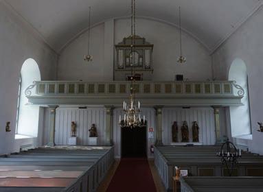 Kyrkorummet täcks av ett tunnvalv, putsat och vitkalkat liksom väggarna. På norra sidan finns en stor, rundbågig dörröppning krönt av en fronton och flankerad av förgyllda pilastrar.
