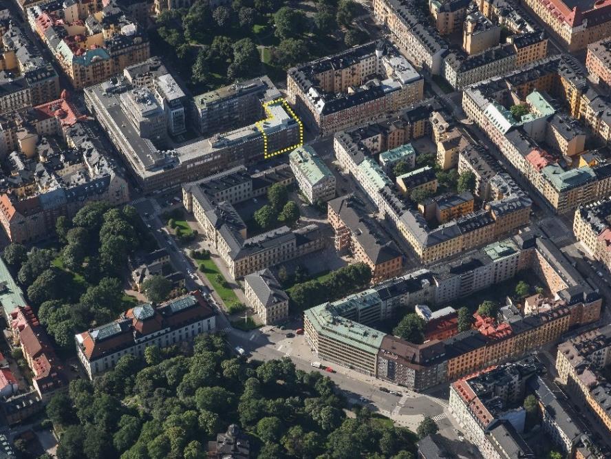 Sida 8 (12) Planområdet är beläget i Norrmalm i tät stadsbebyggelse, vy från norr. Planområdet är markerat med gul streckad linje.