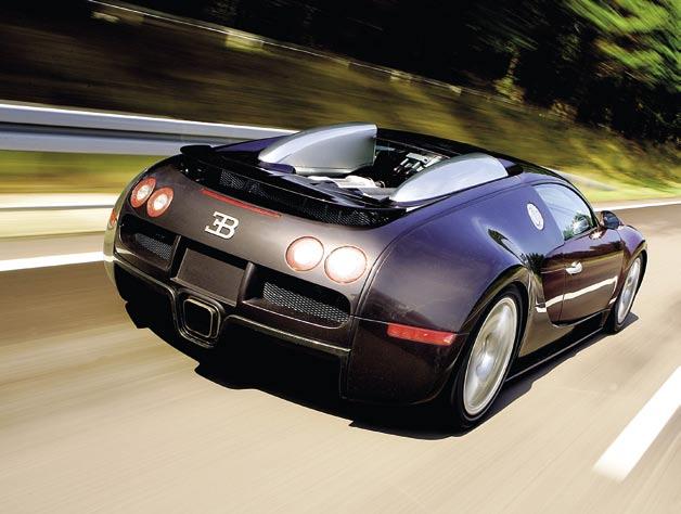 Uppståndelsen är stor, men efter sju sorger och åtta bedrövelser får vi äntligen se en Bugatti Veyron i trafiken.