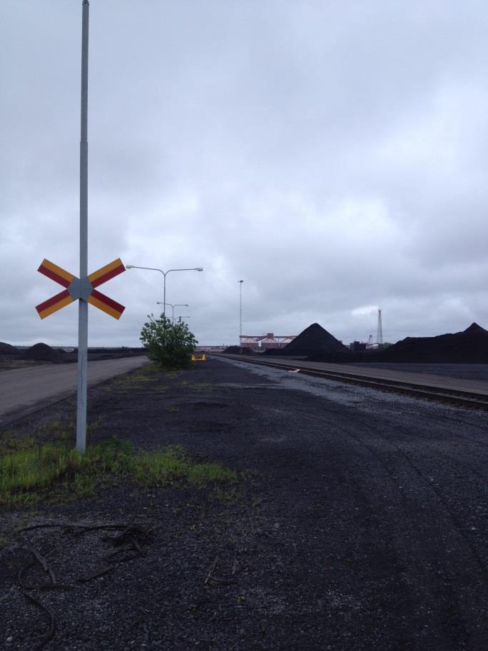 Vid provtagningen 2014-06-09 påträffades ingen kvarvarande tjäle i provpunkterna. De provtagna punkterna 14R13-14R16 är belägna mellan väg och järnväg strax norr om befintligt stenkolslager (figur 5.