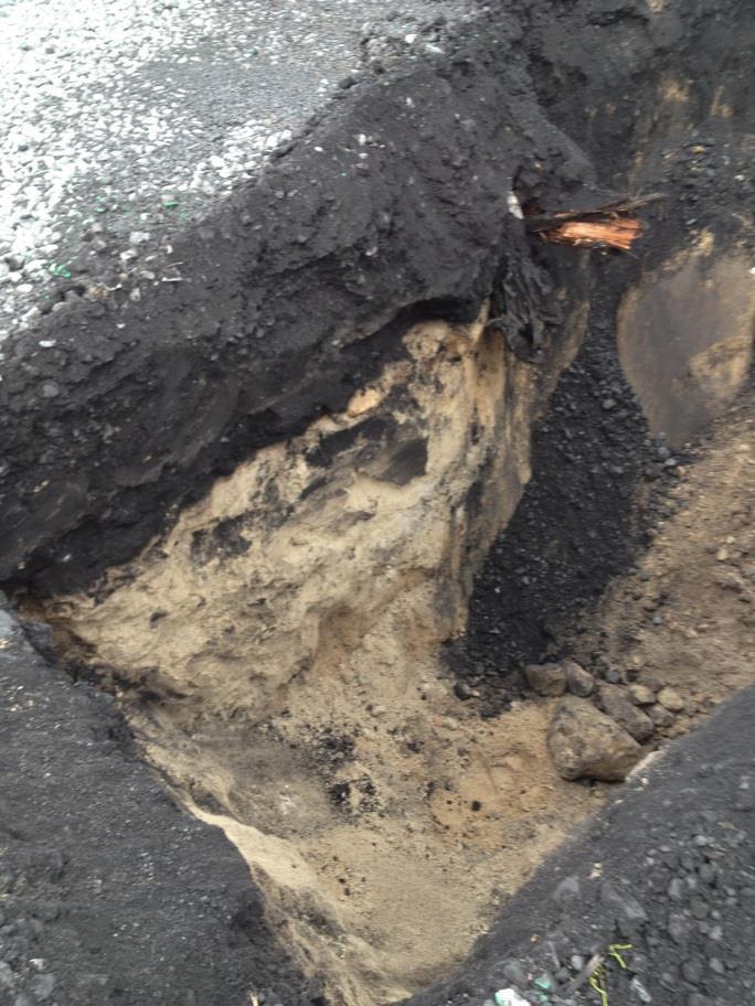 Lagret är svart och uppvisar tydlig påverkan från stenkolshanteringen i området. Under det övre fyllningslagret finns en fyllning av sand som påträffas över hela undersökningsområdet.