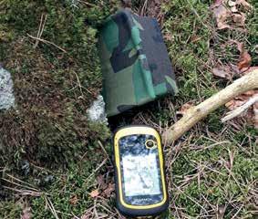 Introduktion i geocaching, sökande efter träningscacher i Villa Elbas gårdsplaneområde och i