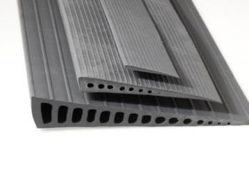 Tröskelramper Tröskelramp m tejp,16x150x900mm av gummi Tröskelramp m tejp, 24x150x900mm av gummi Utgående artiklar Rampen fästs mot golvet med tejpremsor.