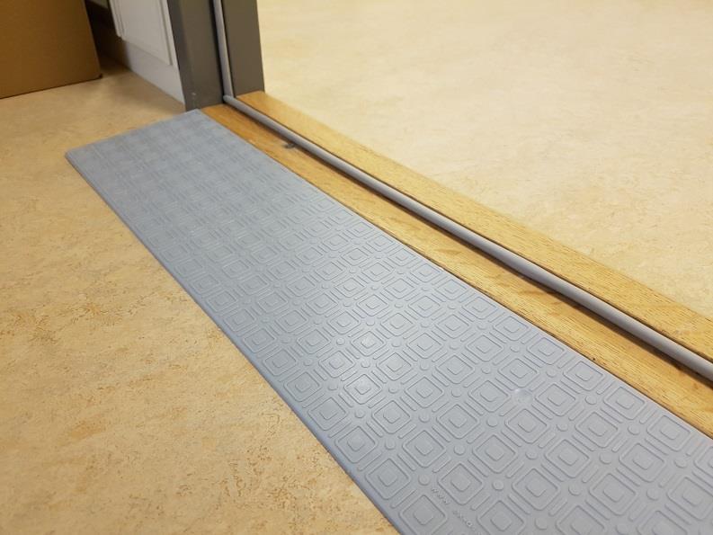 Tröskelramp Quickramp Tröskelramp i mjuk plast. Ramperna är 100 cm breda och kan kapas med en mattkniv (tillhandahålls inte av HMC). Finns i 7 olika höjder.