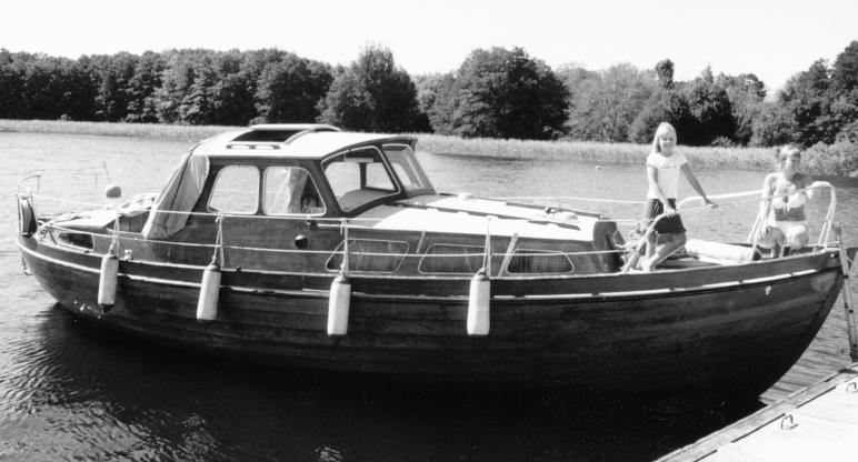Har varit i nuvarande ägarens ägo sedan 1970 och underhållet har sedan dess i princip bara bestått av ett nytt lager lack varje vår, (bredvid och omslaget).