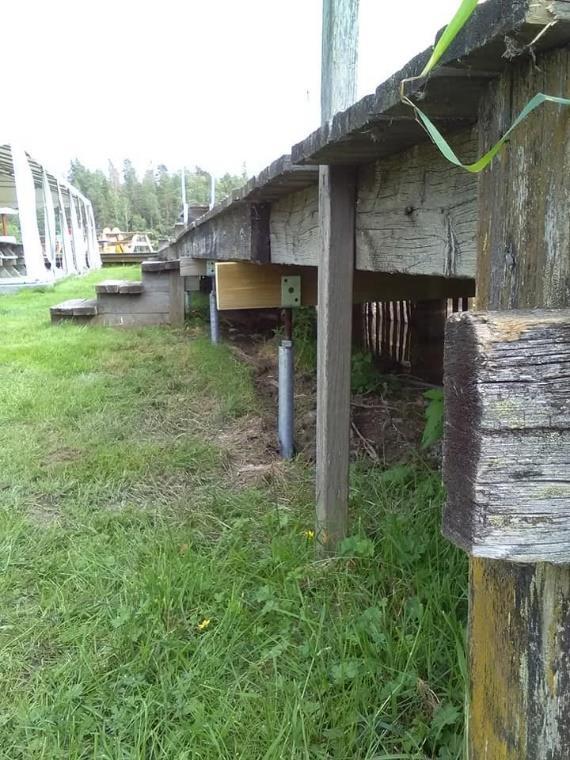 med nya bärlinor och rörstolpar.