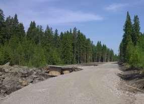 Kring varje vindkraftverk röjs trädbeståndet helt och ytan utjämnas på ett cirka ett 0,8 hektar stort område. För kraftverket byggs ett betongfundament under markytan.