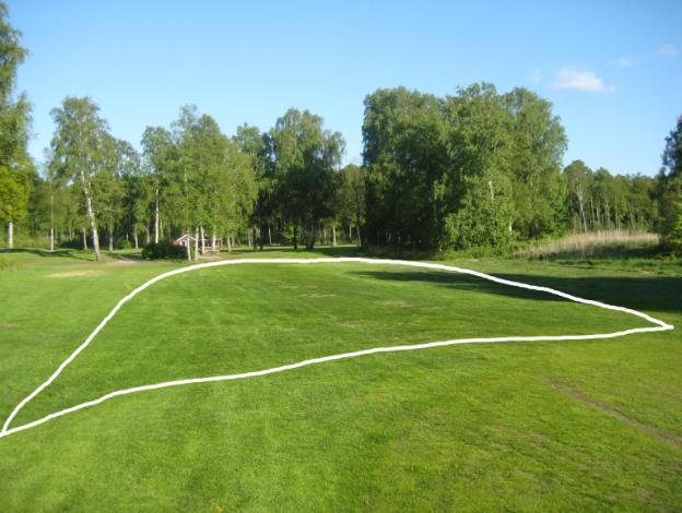 fairway i de andra två hålen (se bild 12 och 13) utgörs av plan ruffbeklädd spelbar yta.