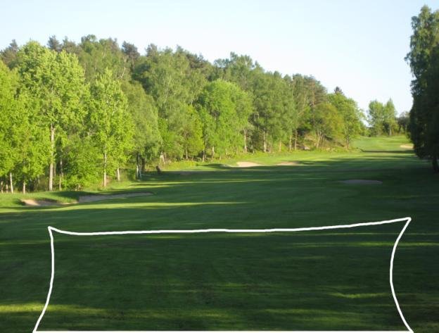 hålen. Bild 11, det markerade området mellan tee och fairway utgörs av brant ospelbar yta. Göteborg 100527 Bild 12, det markerade området mellan tee och fairway utgörs av plan ruffbeklädd spelbar yta.