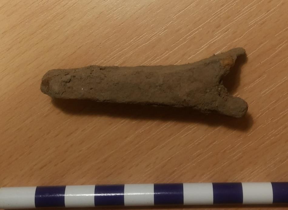 Hugg- och stötvapen Till hugg- och stötvapen hör svärd, stridsknivar, spjut, lansar och pikar. Fig. 2. Parerstång till svärd (F4) från 2017 års undersökning. Foto före konservering: Maria Lingström.