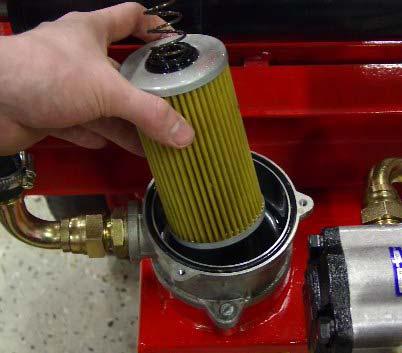 2 Kontroll av hydrauloljenivå (eldriven modell) Oljenivån bör kontrolleras var 40:e driftstimme eller minst 1 gång per år.