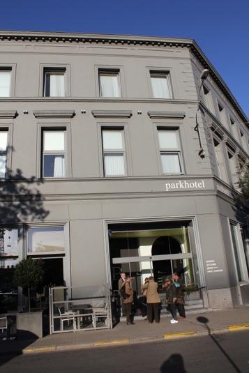 Under bussresan till Kortrijk läste Lennart vidare i Jolo:s bok Jolo i
