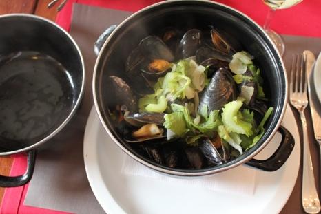 Mätta av intryck men med hungriga magar, satte vi oss ned på en restaurang