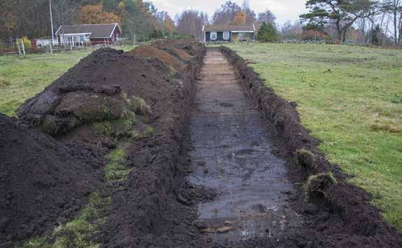 De två flintorna utgjordes av ett avslag och en rundkärna. Huvuddelen av anläggningarna påträffades utmed sluttningens kant i schakten OS1181, OS1045 och OS991.