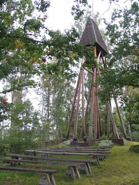 Ca 100 m nordost om minnesstenen finns plats för sommargudstjänster. Platsen ligger på en kulle i en ängsmark. Den omgärdas av gärdesgård med grind i väster. Inom platsen finns en klockstapel.