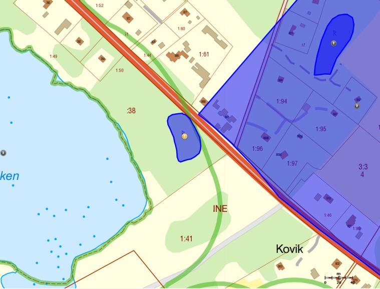 På postamentet ligger ett sadeltak av två kalkstenshällar, 1,18x 0,65 meter stor och 0,05 meter tjock. Stenen är belägen på landsidan, 3,5 m NÖ om landsvägen.