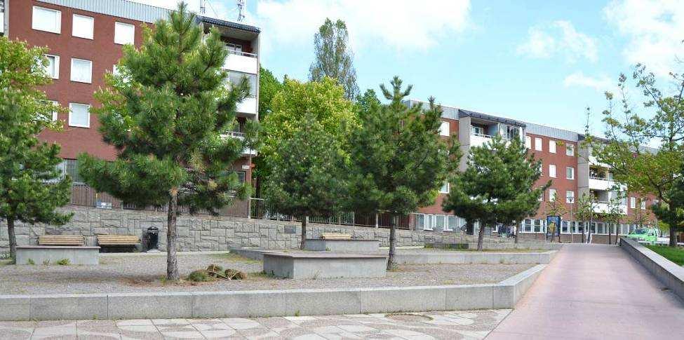 SID 7 (16) planområdet finns centrumanläggningen i ett plan och sydväst om planområdet i anslutning till Tenstaplan ligger tre nya flerbostadshus i souterräng uppförda 2006 i samband med