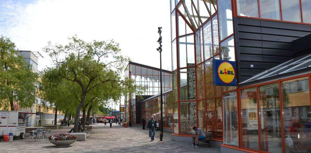 SID 9 (16) Entrén till centrumanläggningen utmed Tenstagången. Gator, trafik och tillgänglighet Tensta trafikmatas av fyra genomgående huvudgator som alla binds samman i söder med Tenstavägen.