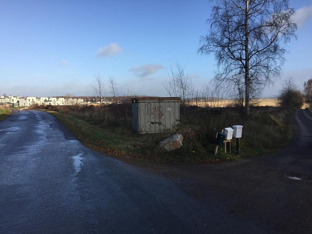 Foto 1: Fotot taget åt nordost på transformatorstation i den nordvästra delen.