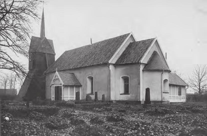 En omfattande utvidgning av kyrkan gjordes i början av 1700-talet då långhuset byggdes till åt väster. År 1723 renoverades fasaderna och kyrkan målades utvändigt.