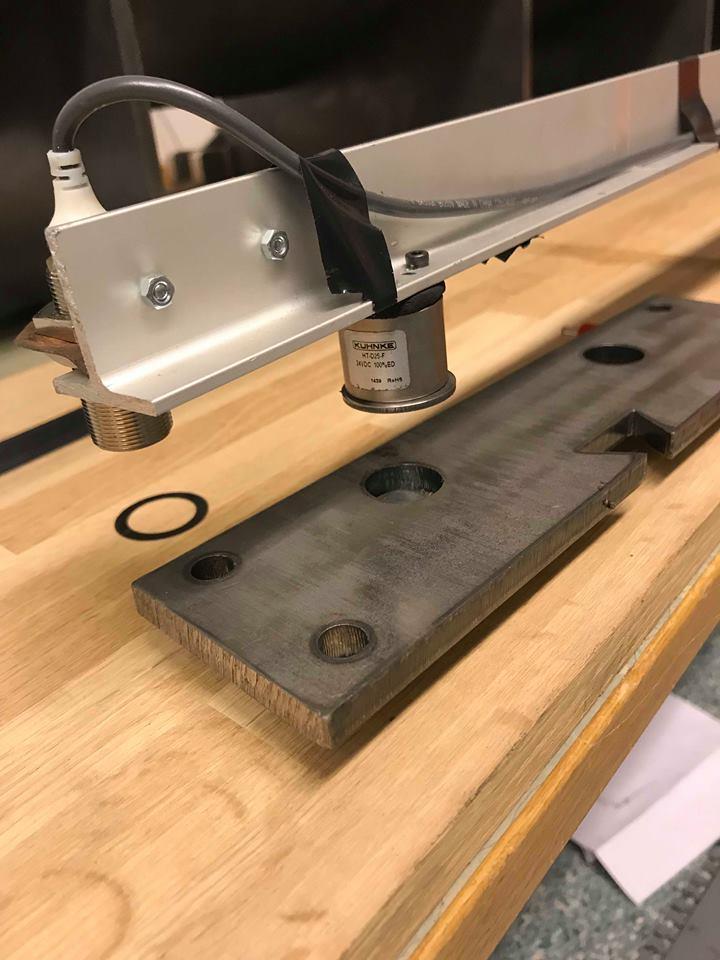2 Plock av bricka med magnetiskt gripdon Testet gick ut på att plocka en bricka (från prototypen av hjulbanan)