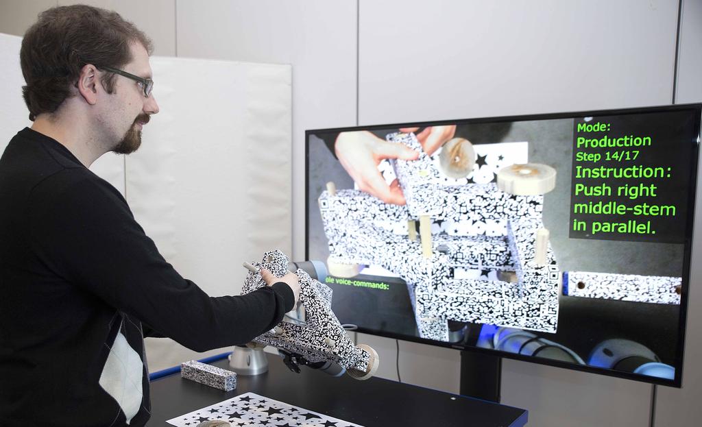 Jag heter Oscar Danielsson och min forskning handlar om förstärkt verklighet ( augmented reality ) för industriella tillämpningar.