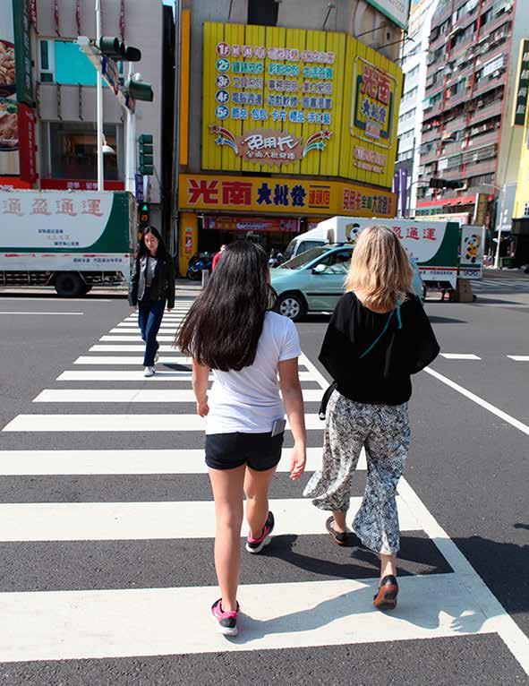 Att resa hem och bort - på samma gång Kaohsiung Vi blev familj i augusti 2011. Omtumlande och härligt och jobbigt - allt på en och samma gång.