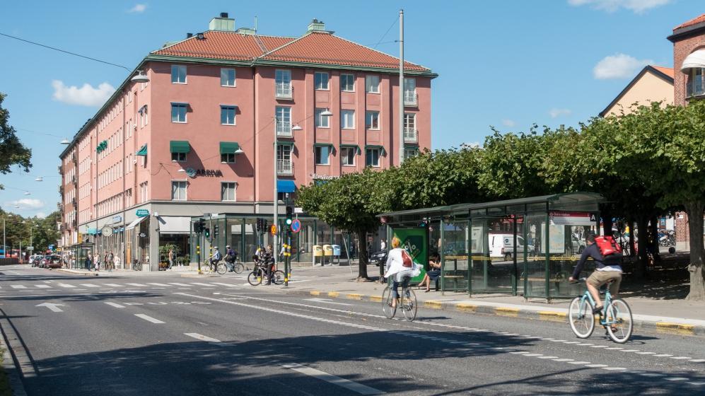 Trottoaren var så smal att det behövdes ett staket utanför skolans entré för att minska risken att barn skulle springa ut i körbanan.