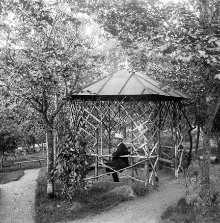 Gamla torshällabor minns med saknad den pittoreska grenpaviljongen på Holmberget. Den förstördes ett flertal gånger, varför man beslöt att riva den.