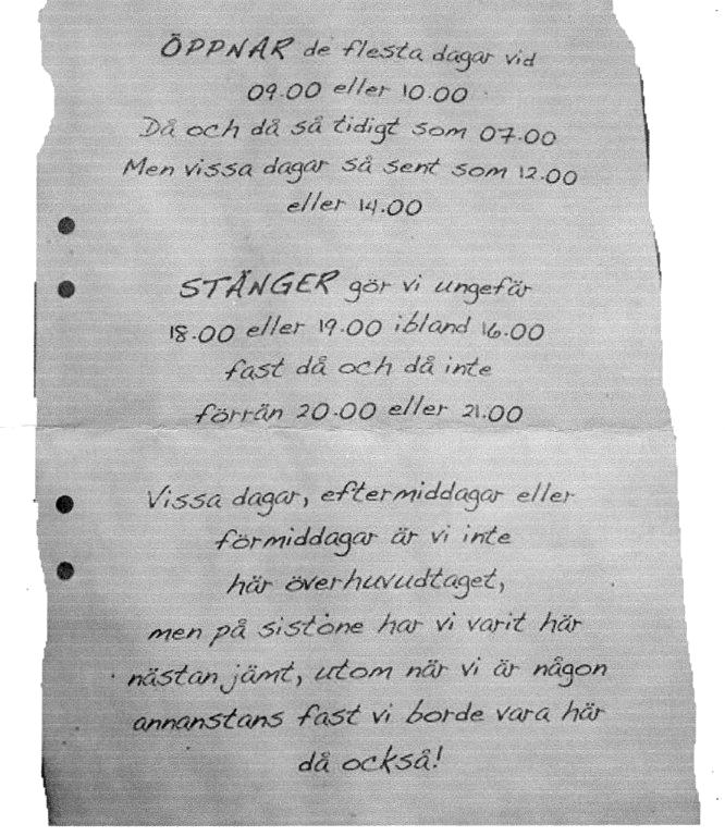 Upplysningsskylt på entrédörren till ett café i Mariefred Bild: Maj-Britt Kultsjö Vi hoppas att Bergströmska gården har mer ordning på öppettiderna.