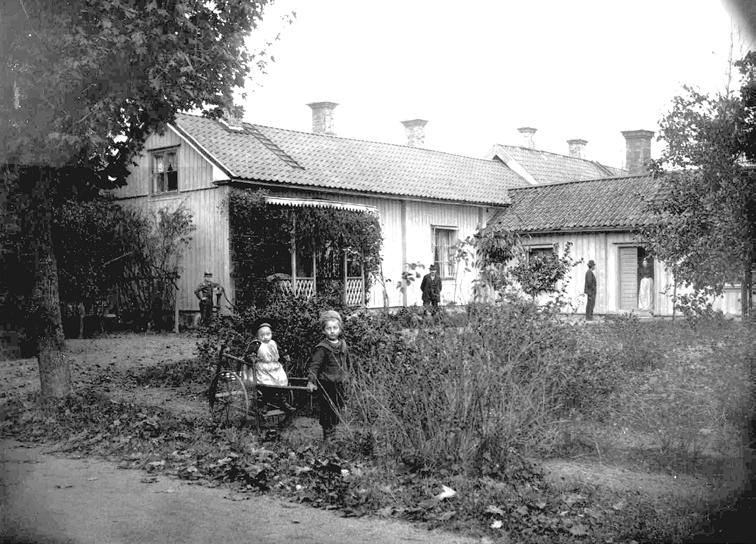 Gård nr 2 Fortsättning från S:t Olof Nr 3 Gård nr 2 omkring år 1900 År 1894 flyttade familjen Karl Viktor Hellberg in i gård nr 2.