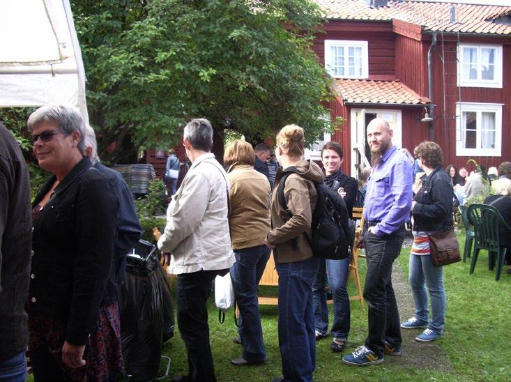 På Bergströmska gården Även i år hade vi en lång rad våffelköpare. Det är lika trevligt varje år att träffa så många positiva och glada människor. Vi ses nästa år igen! Här fejas det den 11 oktober.
