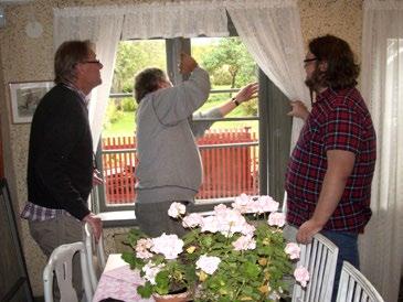 Jan-Erik Kling, Hans Eriksson och Jim Nylén hjälps åt för att få dit innan fönstren. Hur klarade Bergströmskan av detta?