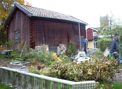 Aktiviteter under hösten Tre koncentrerade damer på halmkurs. Här ska det tillverkas små halmsaker till julmarknaden.