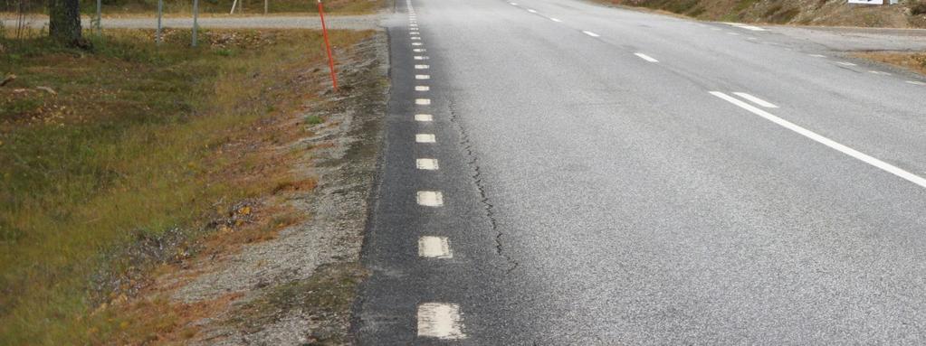 Norr om väg E12 stiger terrängen och blir bergig och här finns stora hyggen. Söder om vägen finns en platå med en grusad plan där det tidigare har stått en byggnad.