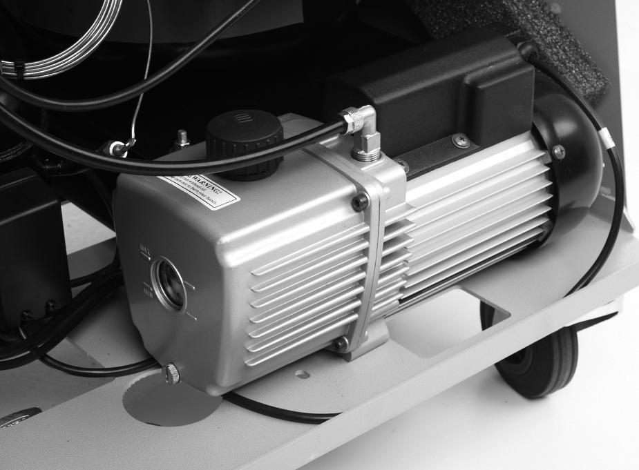 Servicearbeten ASC5000, ASC5000G 3. Ställ en behållare som rymmer minst ½ liter under AirConServiceCenter. När vakuumpumpens olja tappas av rinner det ut genom öppningen (I) på enhetens botten.
