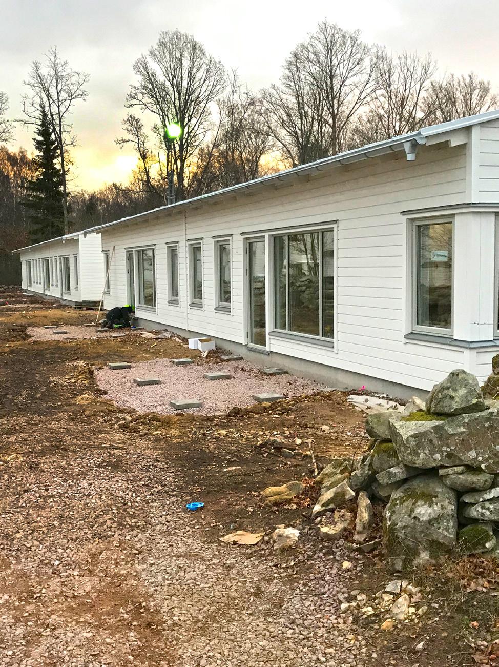 Här kan man leva villaliv med hög standard och komfort, men slipper tänka på husägarsysslor. Öster om kvarteret breder vackra Värsnäs ut sig med ekhagar, strandängar och härliga badvikar.